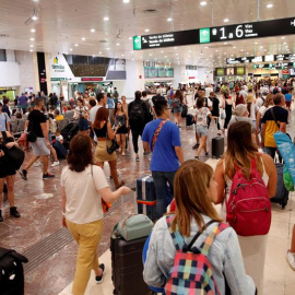 Pasajeros concentrados este agosto en la estación de Sants, Barcelona. / EFE