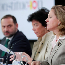 La ministra de Economía, Nadia Calviño, con la portavoz dl Gobierno, Isabel Celaá, y el titular de Fomento, José Luis Ábalos, durante la rueda prensa tras la reunión del Consejo de Ministros. EFE /Angel Diaz