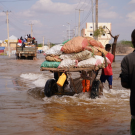 18/12/23. Imagen de Beledweyne, una ciudad densamente poblada en el centro de Somalia, donde las aguas del río inundaron la ciudad, lo que obligó a las familias a trasladarse a tierras más altas.