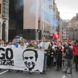 Familiares y amigos de Iñigo Cabacas se manifiestan en Bilbao para pedir la dimisión de la consejera de Seguridad./EUROPA PRESS