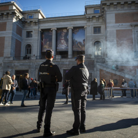 Dos policías a las puertas del Museo del Prado, a 5 de noviembre de 2022, en Madrid