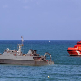 Vista del buque de la Armada encallado durante las labores de rescate en La Manga. / EFE