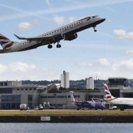 Un avión de British Airways despega del London City Airport. /