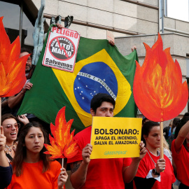 Manifestantes de organizaciones medioambientales participan en una manifestación frente a la embajada de Brasil para exigir más protección de la Amazonía | Reuters