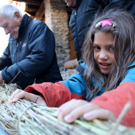 L'Ania, de 5 anys, és una de les nenes que cremarà la faia des del balcó de l'Ajuntament. N'aprèn dels grans del poble