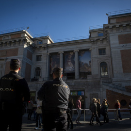 07-11-22 Dos policías a las puertas del Museo del Prado el día que las activistas de Futuro Vegetal se pegaron a los marcos de los cuadros Goya.