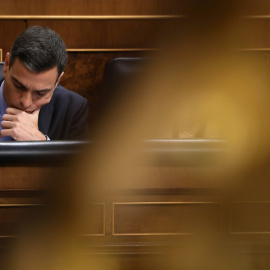 El presidente del Gobierno, Pedro Sánchez, en su escaño, en un Pleno del Congreso. REUTERS/Susana Vera