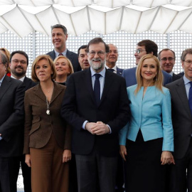 El jefe del Gobierno y líder del PP, Mariano Rajoy (c), acompañado por la secretaria general del PP y presidenta del PP de Castilla-La Mancha, María Dolores de Cospedal (2i), el presidente de la Junta de Castilla y León, Juan Vicente Herrer