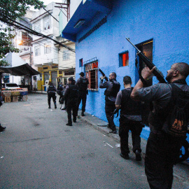 Los agentes de policía realizan un operativo contra las pandillas en la favela Jacarezinho.