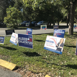 Vista de carteles electorales de diferentes partidos puestos en un parque frente a un centro de votación en Miami, en el estado de Florida (EEUU). EFE/Ana Mengotti