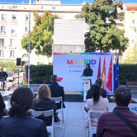 La vicealcaldesa Begoña Villacís durante el izado de la bandera LGTBI en Chueca.