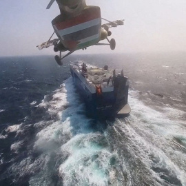 Un helicóptero de los hutíes vuela sobre un barco en el mar Rojo. Imagen compartidos por los militares hutíes, a 20 de noviembre de 2023.