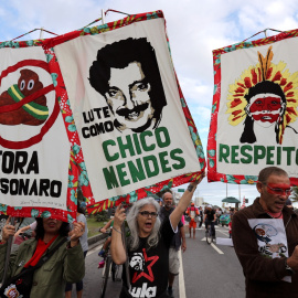 29/08/2019 - Los participantes sostienen pancartas que dicen "Bolsonaro out", "Lucha como Chico Mendes" y "Respeto" durante la manifestación para exigir más protección para la selva amazónica en Río de Janeiro / REUTERS