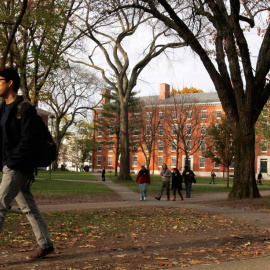 Un estudiante camina por el campus de la Universidad de Harvard. REUTERS/Jessica Rinaldi