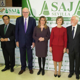 La presidenta de la Junta de Andalucía, Susana Díaz, de morado junto a la ministra de Agricultura y Pesca, Alimentación y Medio Ambiente, Isabel García Tejerina, los actos del 40 aniversario de la organización agraria Asaja Sevilla. | RAÚL 