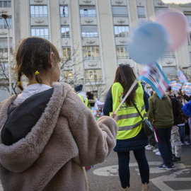 Una niña en la concentración por los Derechos Humanos de la Infancia y Juventud Trans, en Madrid, a 29 de enero de 2022.