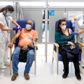 Varias enfermeras administran una vacuna en el Hospital de Emergencias Enfermera Isabel Zendal de Madrid. La Comunidad de Madrid.