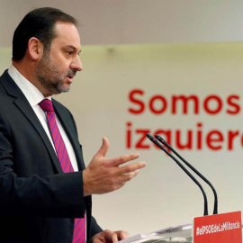 El secretario de Organización del PSOE, José Luis Ábalos, en rueda de prensa en la sede del PSOE. | CHEMA MOYA (EFE)