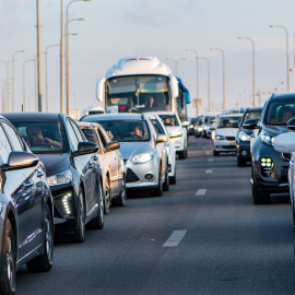 Tráfico de coches en la carretera / Pixabay