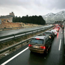 Las intensas nevadas han provocado cortes de tráfico en la autovía A-31 que une Alicante con Albacete y Madrid, a la altura de Petrer. | EFE