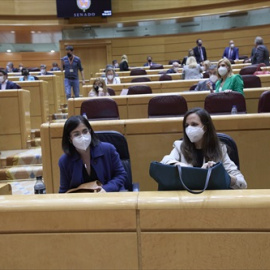 La ministra de Sanidad, Carolina Darias (i), y la ministra de Derchos Sociales y Agenda 2030, Ione Belarra (d), durante una sesión de control al Gobierno en la Cámara Alta, a 13 de abril de 2021, en Madrid