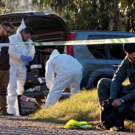 Efectivos de la Guardia Civil inspeccionan el paraje La Mimbrera en el término municipal de El Campillo (Huelva) donde se encontró el cadáver de la joven zamorana Laura Luelmo. (JULIÁN PÉREZ)