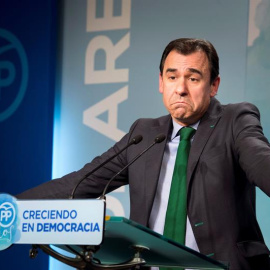 El coordinador general del PP, Fernando Martínez Maíllo, durante la rueda de prensa ofrecida esta tarde en la sede de la formación, en Madrid. EFE/Luca Piergiovanni