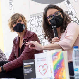 a vicepresidenta del Consell, Mónica Oltra (d), y la concejala de Feminismos y LGTBIQ+ del ayuntamiento de Castelló, Verónica Ruiz. Foto de archivo.