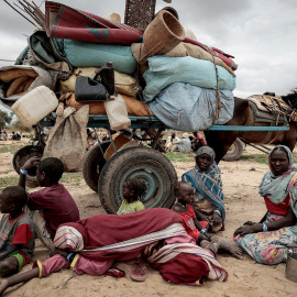 Una familia huye del conflicto de Sudán que ha desatado una de las mayores crisis humanitarias del momento.