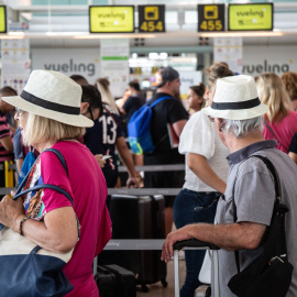 27/08/2019 - Diferentes viajeros esperan en el puesto de Check-In de la compañía Vueling en el Aeropuerto de El Prat, durante la huelga del personal de tierra de Iberia en Barcelona / EUROPA PRESS