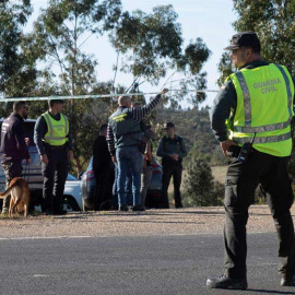 Efectivos de la Guardia Civil inspeccionan el paraje La Mimbrera en el término municipal de El Campillo (Huelva) donde se halló el cuerpo sin vida de Laura Luelmo. (JULIÁN PÉREZ | EFE)