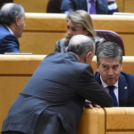 El portavoz del PP en el Senado, Ignacio Cosidó (d), conversa con un compañero durante el Pleno del Senado donde tiene lugar una votación sobre la proposición de ley orgánica de reforma de la ley del Poder Judicial sobre medidas urgentes en