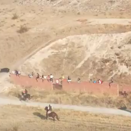 29/08/2019 - Captura del vídeo donde se muestra al toro dirigirse hacia el mundo donde se encontraba la víctima. / ELDIASEGOVIA