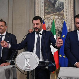 El líder de la ultraderechista Liga, Matteo Salvini (centro).- EFE