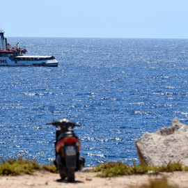 El barco Open Arms visto desde la isla de Lampedusa. - REUTERS