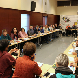 Membres de Som Escola en una assemblea per tractar la visita d'un grup d'eurodiputats per analitzar la immersió lingüística catalana