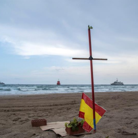 Algunos vecinos de La Manga colocan objetos como homenaje al piloto de la Academia General del Aire (AGA) fallecido el lunes tras estrellarse en un caza C-101 del Ejército de Aire.- EFE/Cristóbal Osete