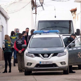 Efectivos de la UCO Guardia Civil inspeccionan una vivienda en la calle Córdoba de El Campillo (Huelva). (JULIÁN PÉREZ | EFE)