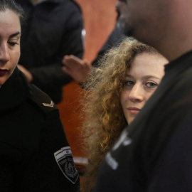 La adolescente palestina Ahed Tamimi a su llegada al tribunal militar israelí que la juzga por doce cargos por atacar a soldados, cerca de la localidad cisjordana de Betunia. EFE/ Stringer