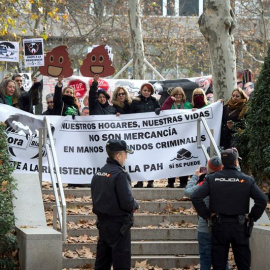 Activistas de la Plataforma de Afectados por la Hipoteca (PAH), durante la acción que han llevado a cabo en la plaza de la Villa de París previa a registrar una acción judicial en la Audiencia Nacional y después de haberse concentrado ante 