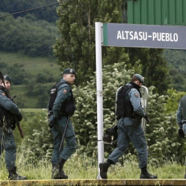 Guardias civiles pasan por la estación de trenes de Altsasu. EFE