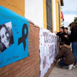 Jóvenes del instituto de la localidad onubense de Zalamea la Real colocan carteles realizados por ellos mismos en repulsa por la muerte de la joven zamorana Laura Luelmo. - EFE