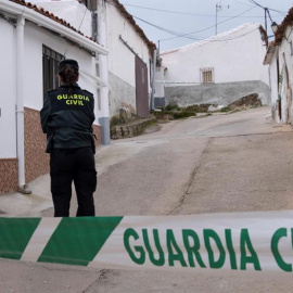 Efectivos de la Guardia Civil custodian la casa donde vive Bernardo M., detenido por su presunta implicación en el crimen de Laura Luelmo | EFE