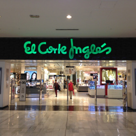 Entrada de la tienda de El Corte Inglés en el centro comercial La Vaguada, en la zona norte de Madrid.