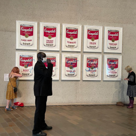 Dos activistas ambientales se adhirieren este miércoles con pegamento a la obra de 'Latas de sopa Campbell' de Andy Warhol, en Asutralia, a 9 de noviembre de 2022.