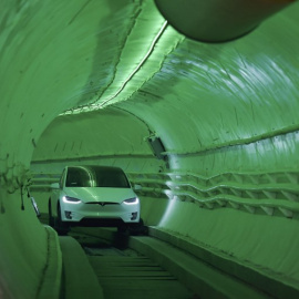 Elon Musk, presenta el túnel de prueba Boring Company Hawthorne en el sur de Los Ángeles, California, el 18 de diciembre de 2018 | AFP