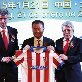 El magnate y propietario de Wanda, Wang Jianlin, junto a Enrique Cerezo y Miguel Ángel Gil en la firma del acuerdo con el Atlético en 2015. /EFE