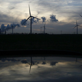 Un parque de aerogeneradores junto a una central térmiCa de la alemana RWE, cerca de Colonia. REUTERS