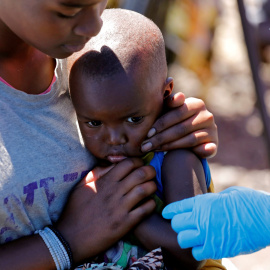 Un niño reacciona cuando un trabajador de salud le inyecta la vacuna contra el ébola en Goma. Reuters