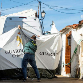 Agentes de la Guardia Civil continúan con el registro de la casa de Bernardo Montoya. (RAÚL CARO | EFE)